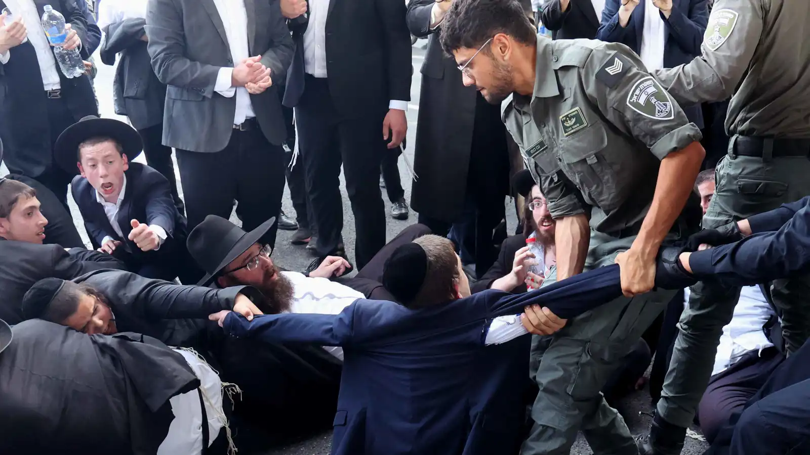 حاخامات الحريديم يهددون بشلّ حركة الطيران في "تصعيد جديد"