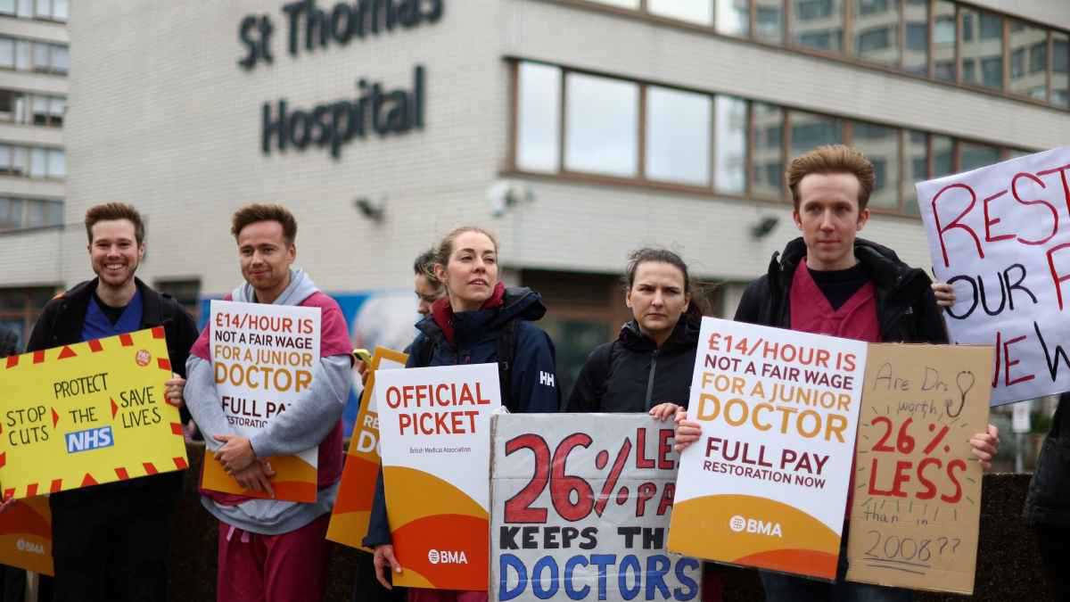 آلاف الأطباء في إنجلترا يضربون عن العمل