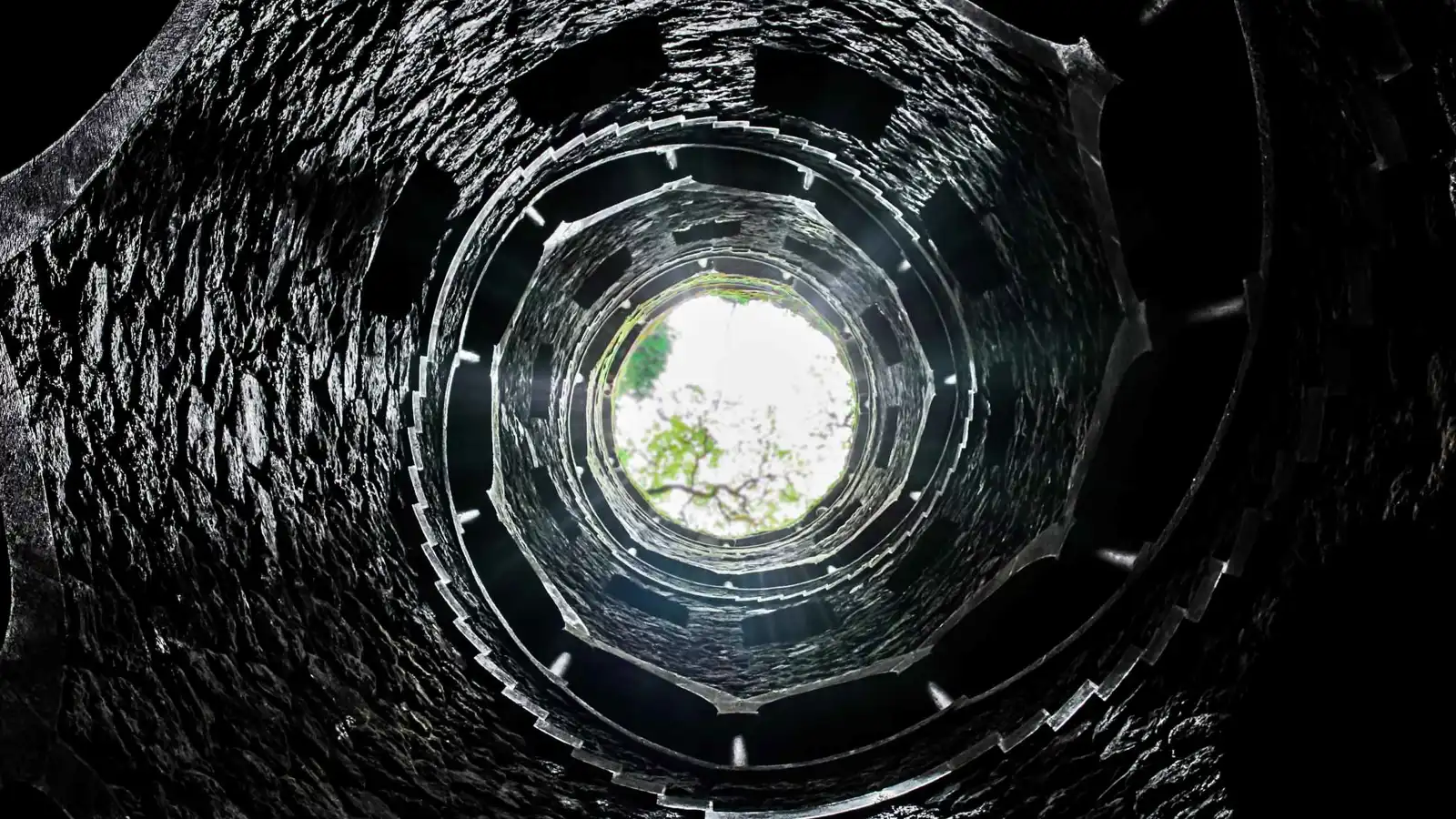 امرأة سقطت في بئر بعمق 70 متراً في حلب (فيديو)