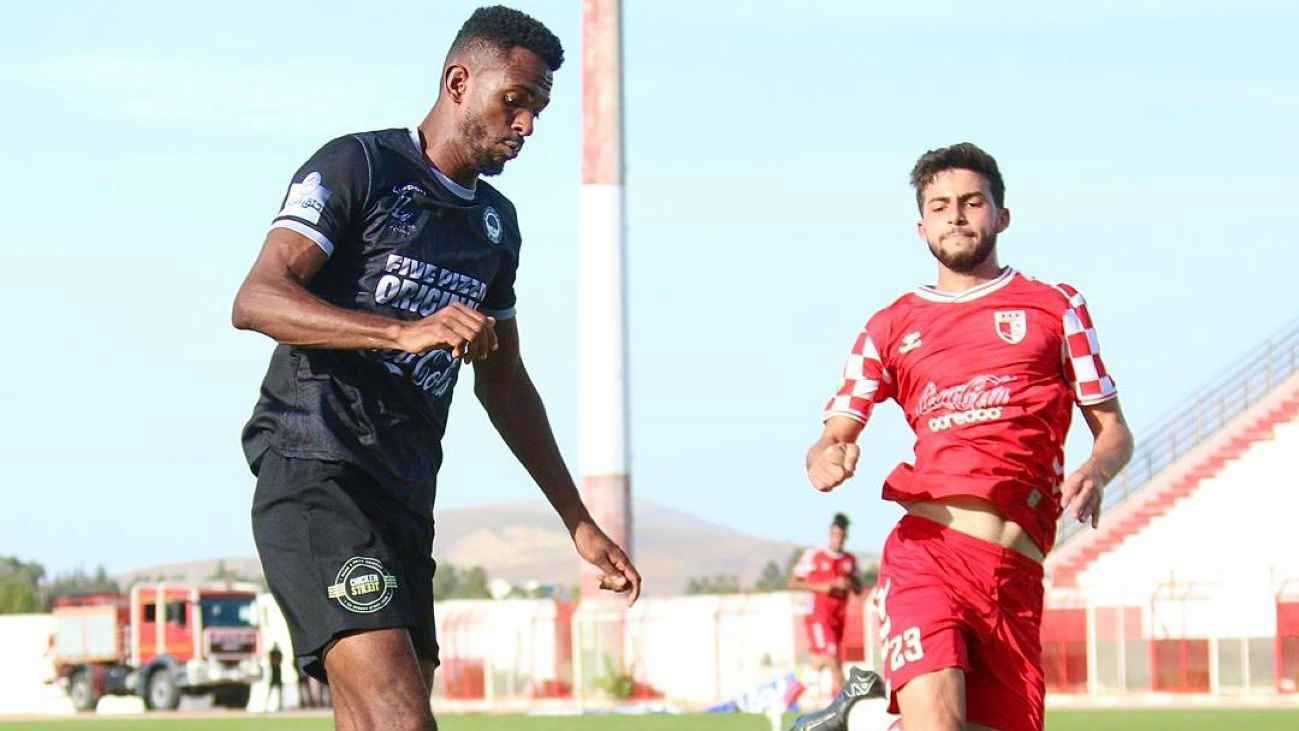 سيارتان تتجولان في ملعب مباراة بالدوري التونسي (فيديو)