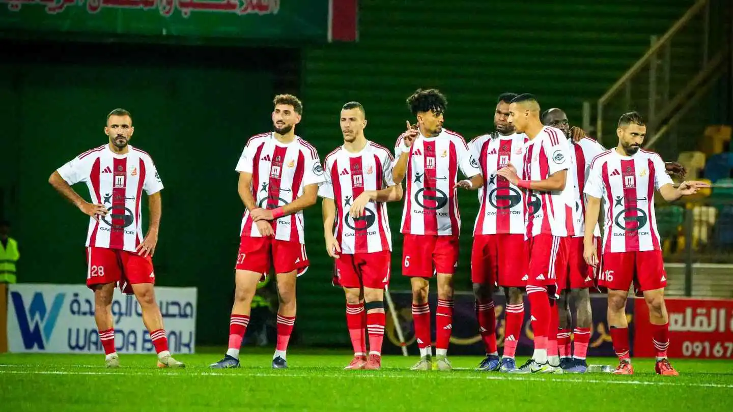 بطاقة طرد توقف مباراة الأهلي بنغازي والأهلي طرابلس وتتسبب في دخول الشرطة