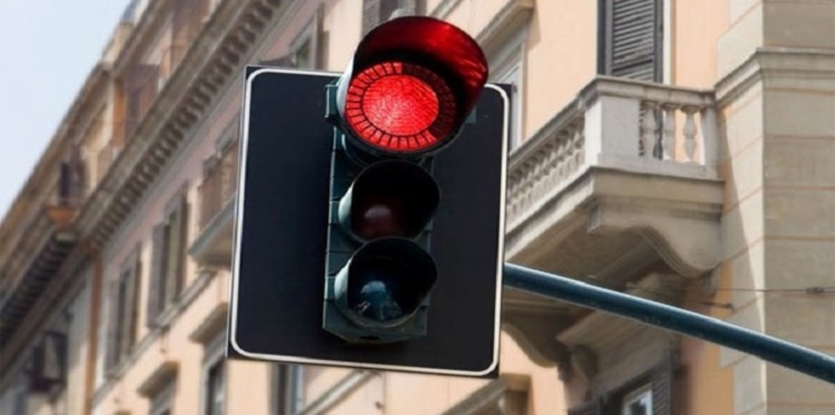 البحرين.. وافد يضرب رقمًا قياسيًا بتجاوزه 12 إشارة ضوئية