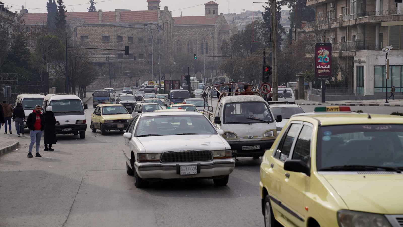 شاحنات وصواريخ.. اكتشاف نفق ضخم بالقرب من دمشق (فيديو)