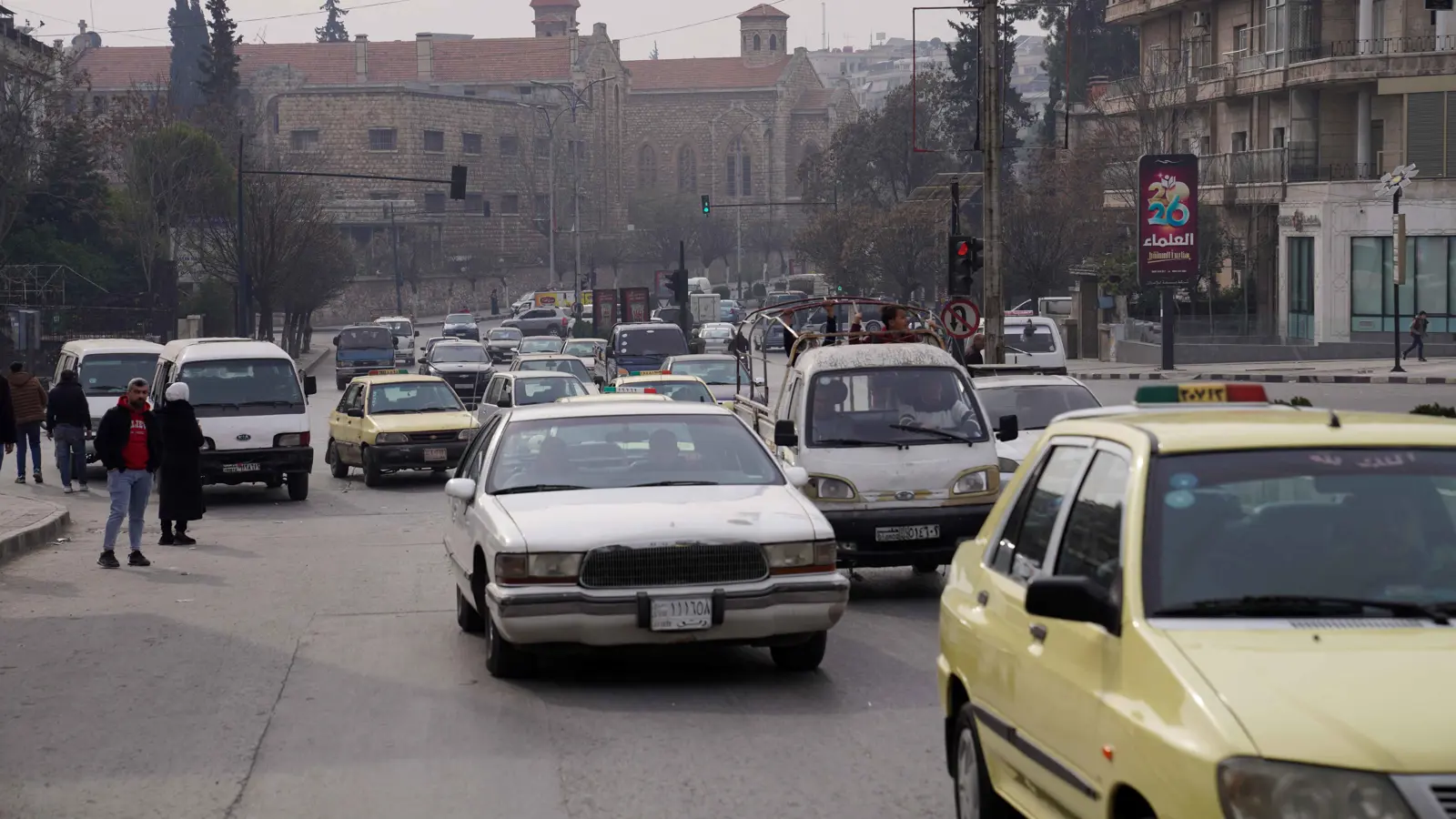 شاحنات وصواريخ.. اكتشاف نفق ضخم بالقرب من دمشق (فيديو)