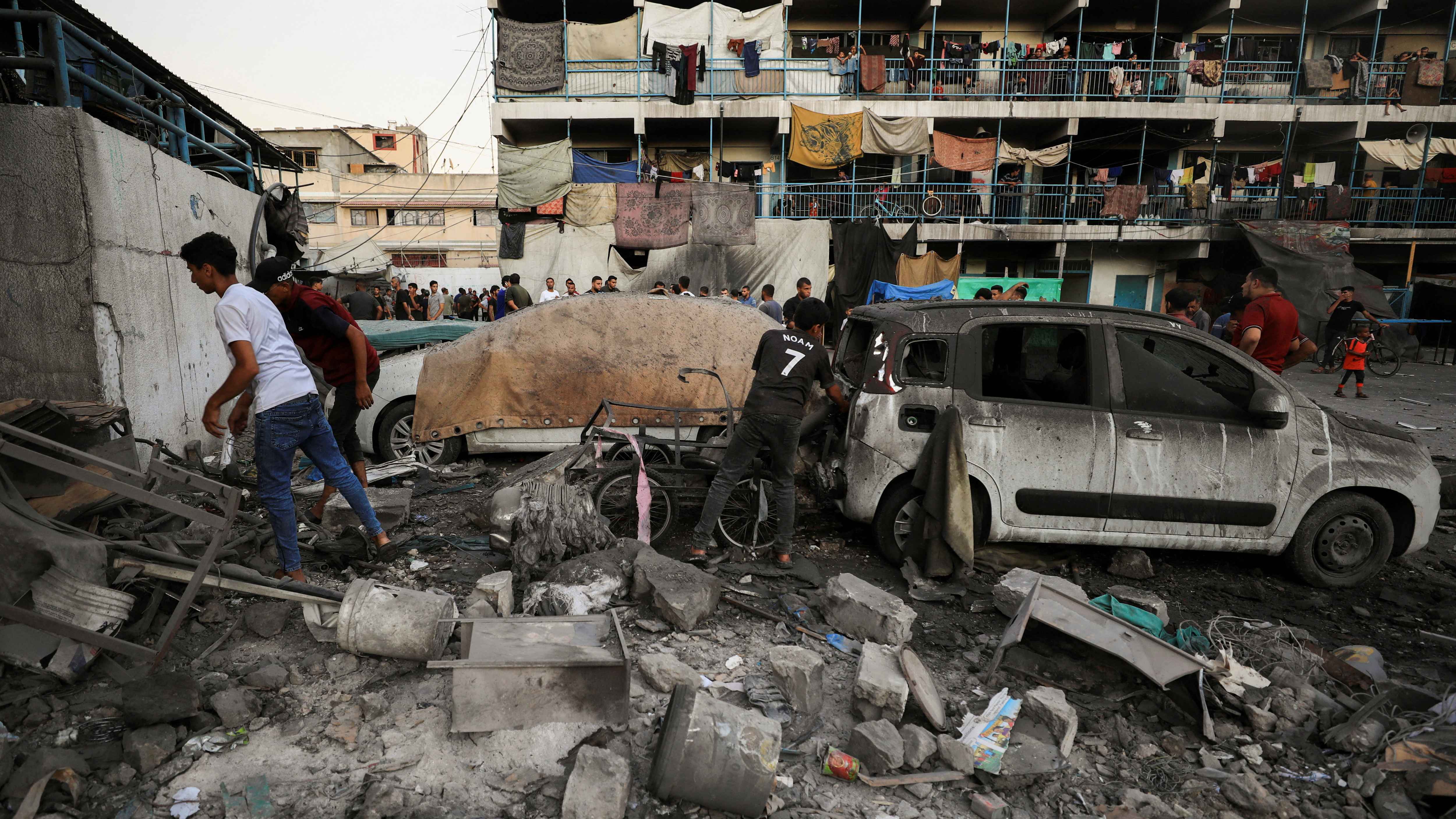 غارات عنيفة تستهدف وسط غزة والدبابات تتوغل في رفح