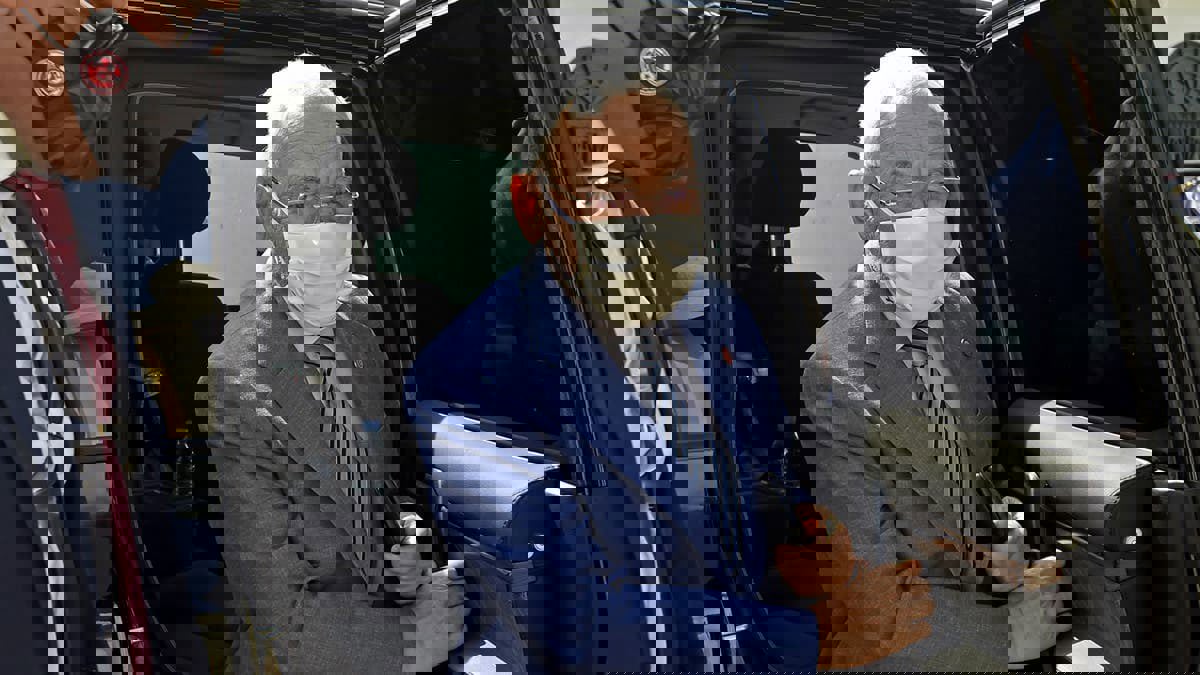 الغنوشي يدحض تقارير عن تدهور صحته بـ"صورة" وسط تشكيك الناشطين