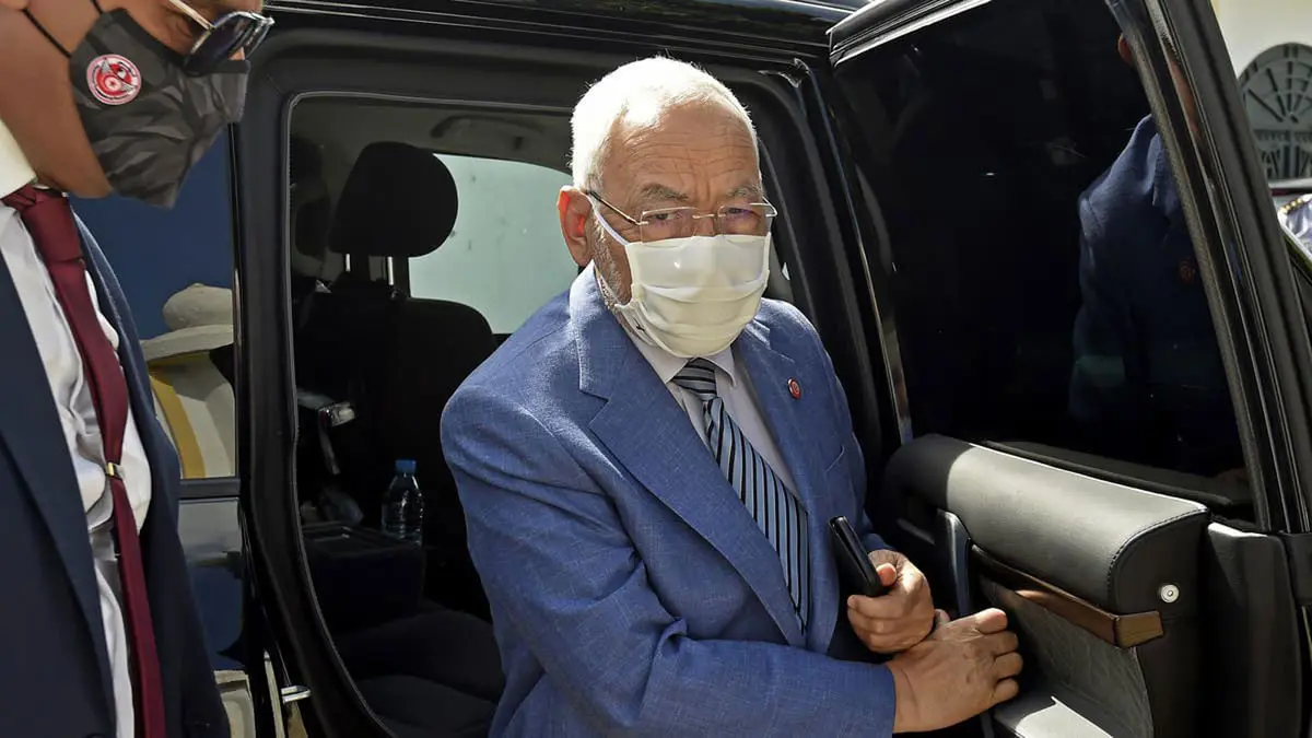 الغنوشي يدحض تقارير عن تدهور صحته بـ"صورة" وسط تشكيك الناشطين