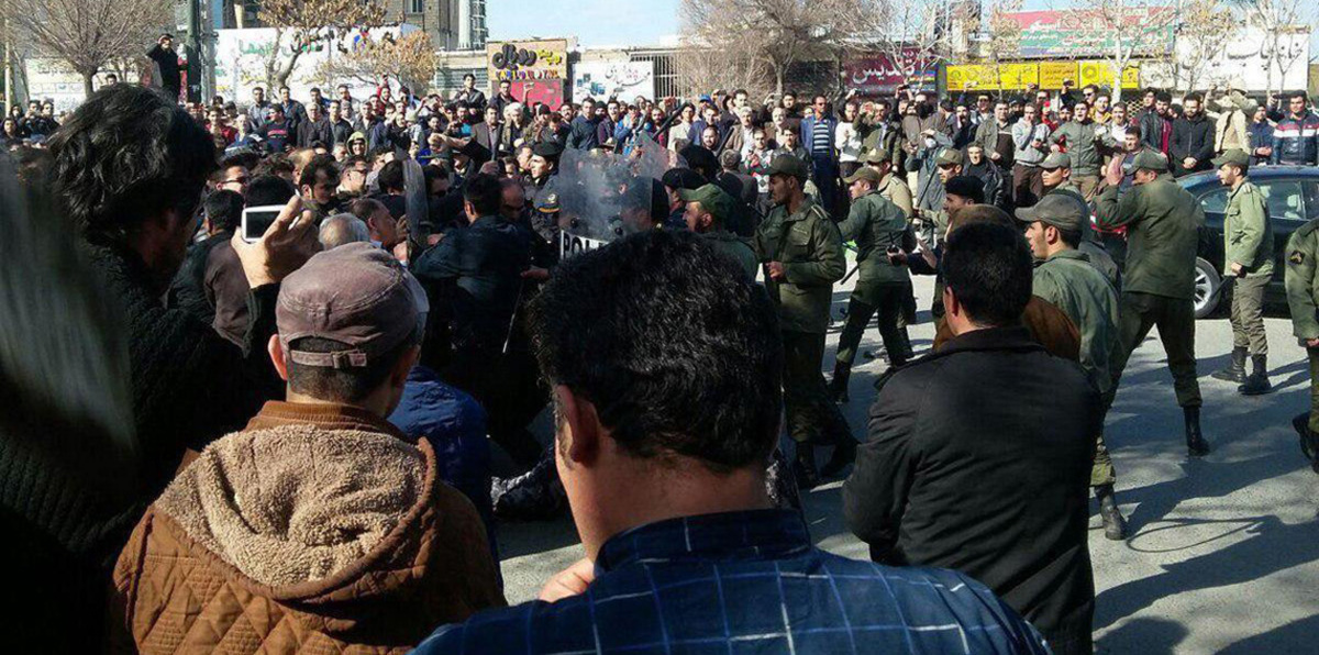 سائقو شاحنات أكبر منجم في إيران يضربون عن العمل