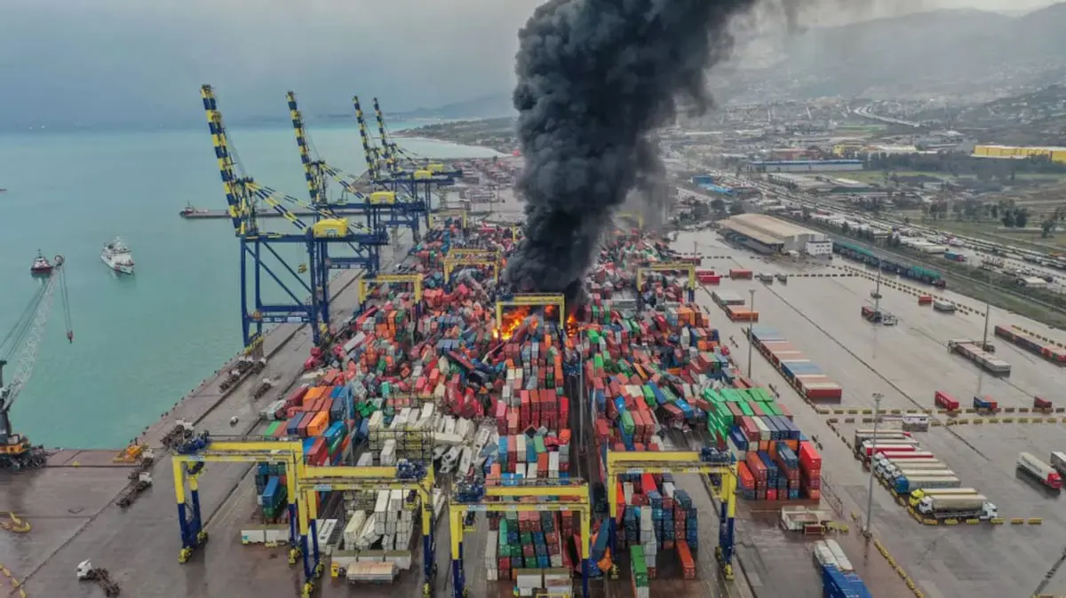 رويترز: تصاعد النيران وأعمدة الدخان بميناء إسكندرون التركي