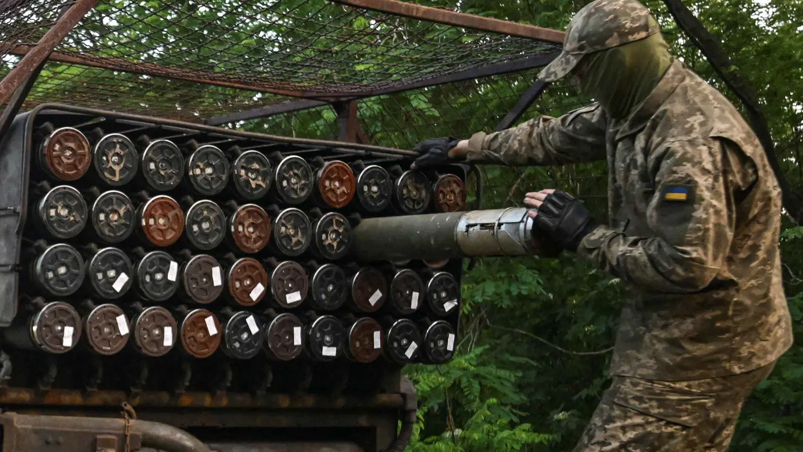 الجيش الأوكراني يعلن ضرب طائرتين في مطار روسي