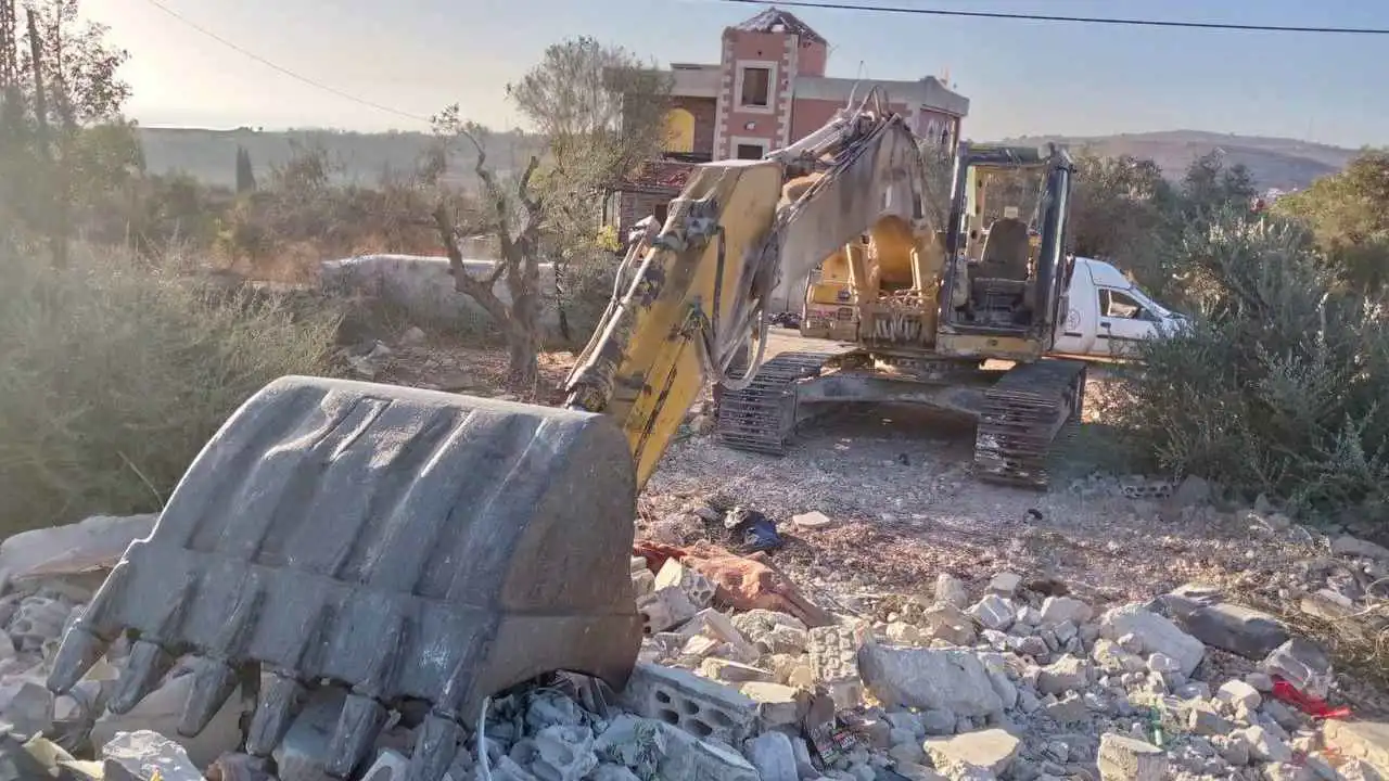 مُسيرة إسرائيلية تستهدف حفارة في بلدة بليدا جنوبي لبنان (فيديو)