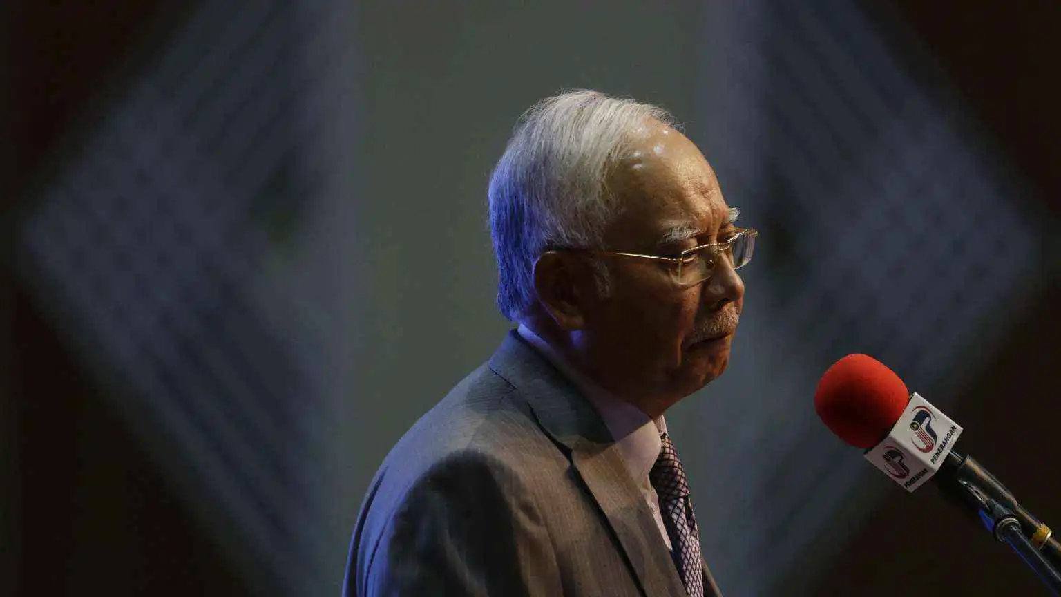 القضاء الماليزي يدين رئيس الوزراء السابق بالفساد