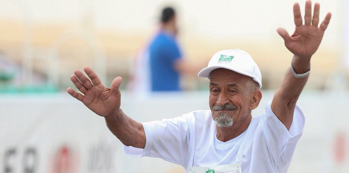 رغم بلوغه 79 عامًا.. السعودي خلف البلوي يخطف الأنظار في أول ماراثون رسمي في الرياض (صور وفيديو)