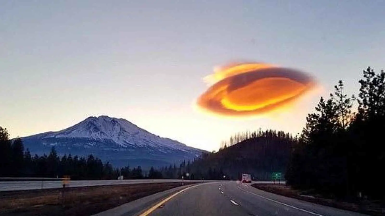 "السي آي إيه" تكشف عن معركة بين جنود روس و"طبق طائر"