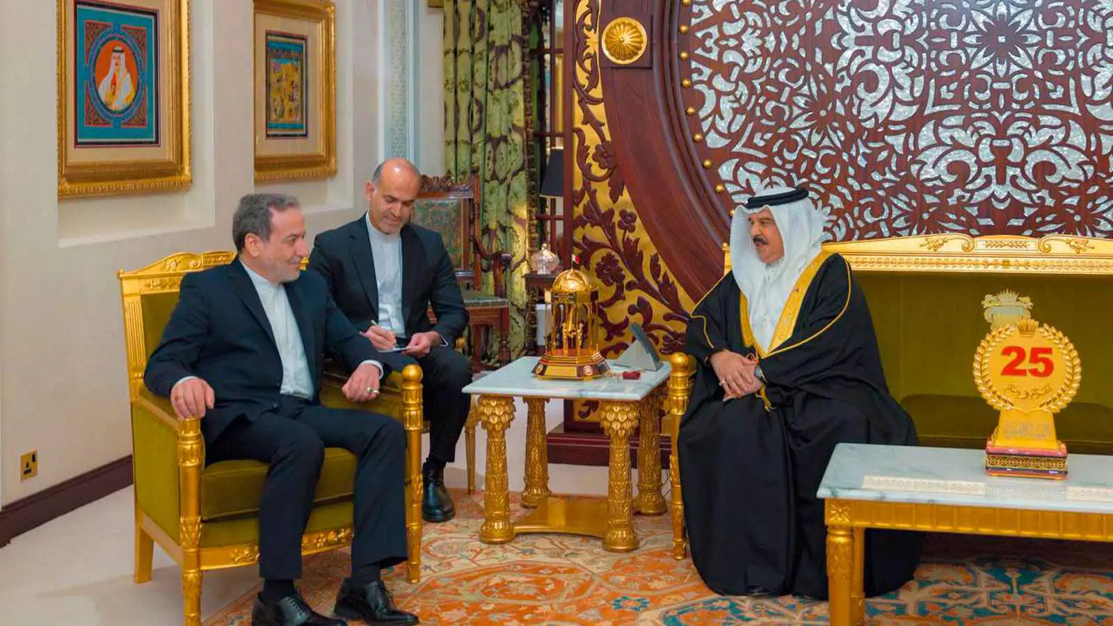 العاهل البحريني يلتقي في المنامة وزير خارجية إيران