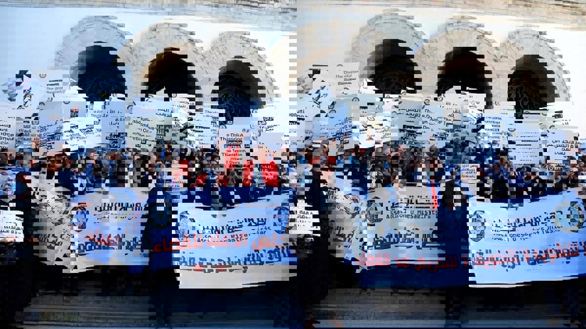 قضاة تونس يهددون باستقالة جماعية ردًا على حل المجلس الأعلى