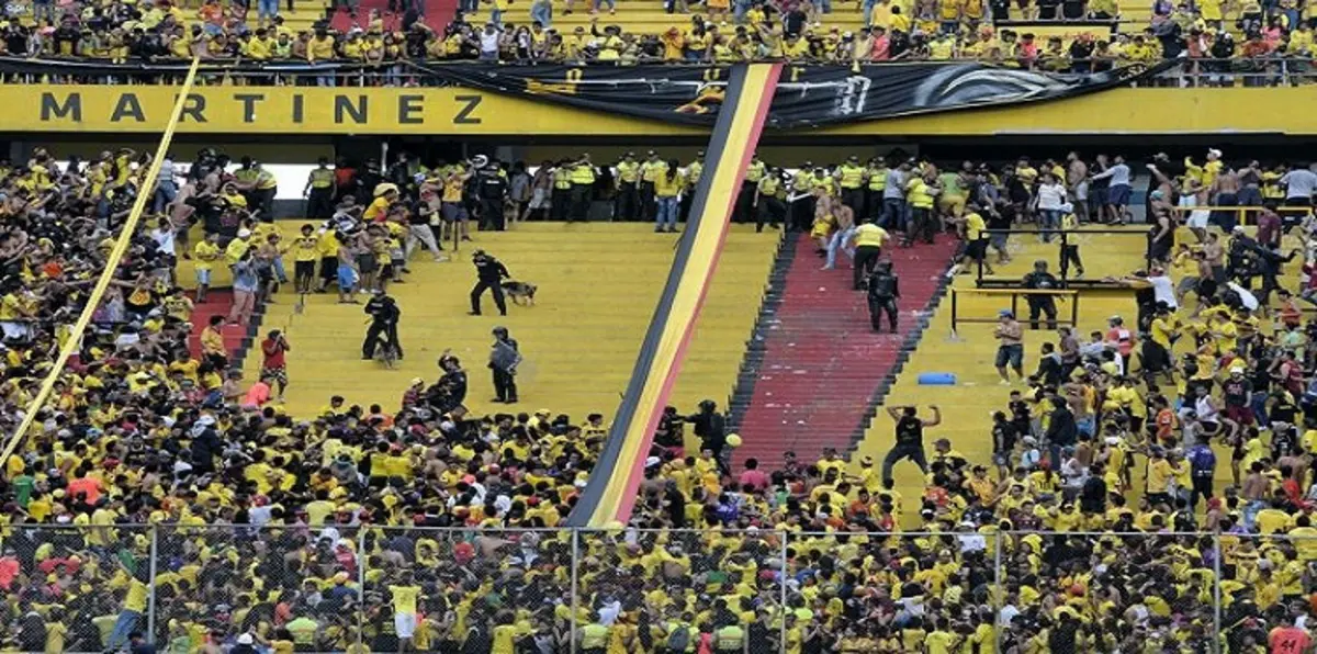 أعمال عنف تسفر عن إلغاء مباراة كرة قدم في دوري الإكوادور (فيديو وصور)