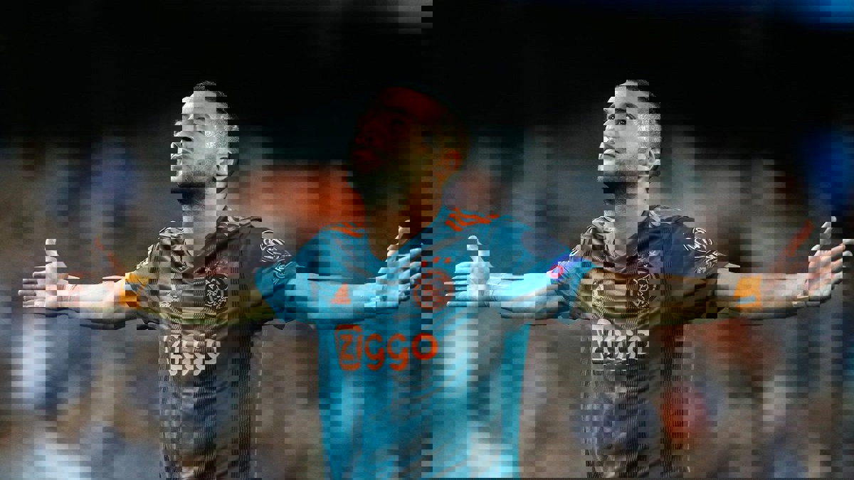 "العار".. جماهير أياكس تفتح النار على صفقة انتقال حكيم زياش إلى تشيلسي