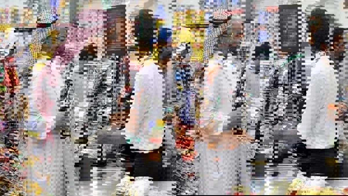 هل تتغير عادات السعوديين الشرائية بعد رفع قيمة الضريبة المضافة إلى 15%؟