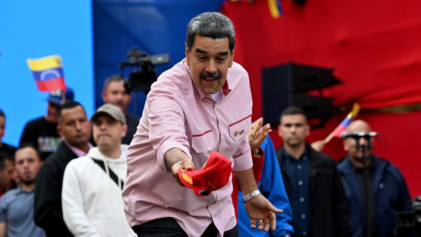 ردا على التهديدات الأمريكية.. مادورو يرفض "سلام العبيد"