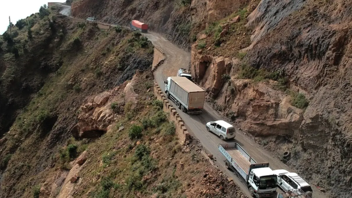 مسلح يفجر قنبلة داخل حافلة ركاب في اليمن مخلفاً قتلى وجرحى