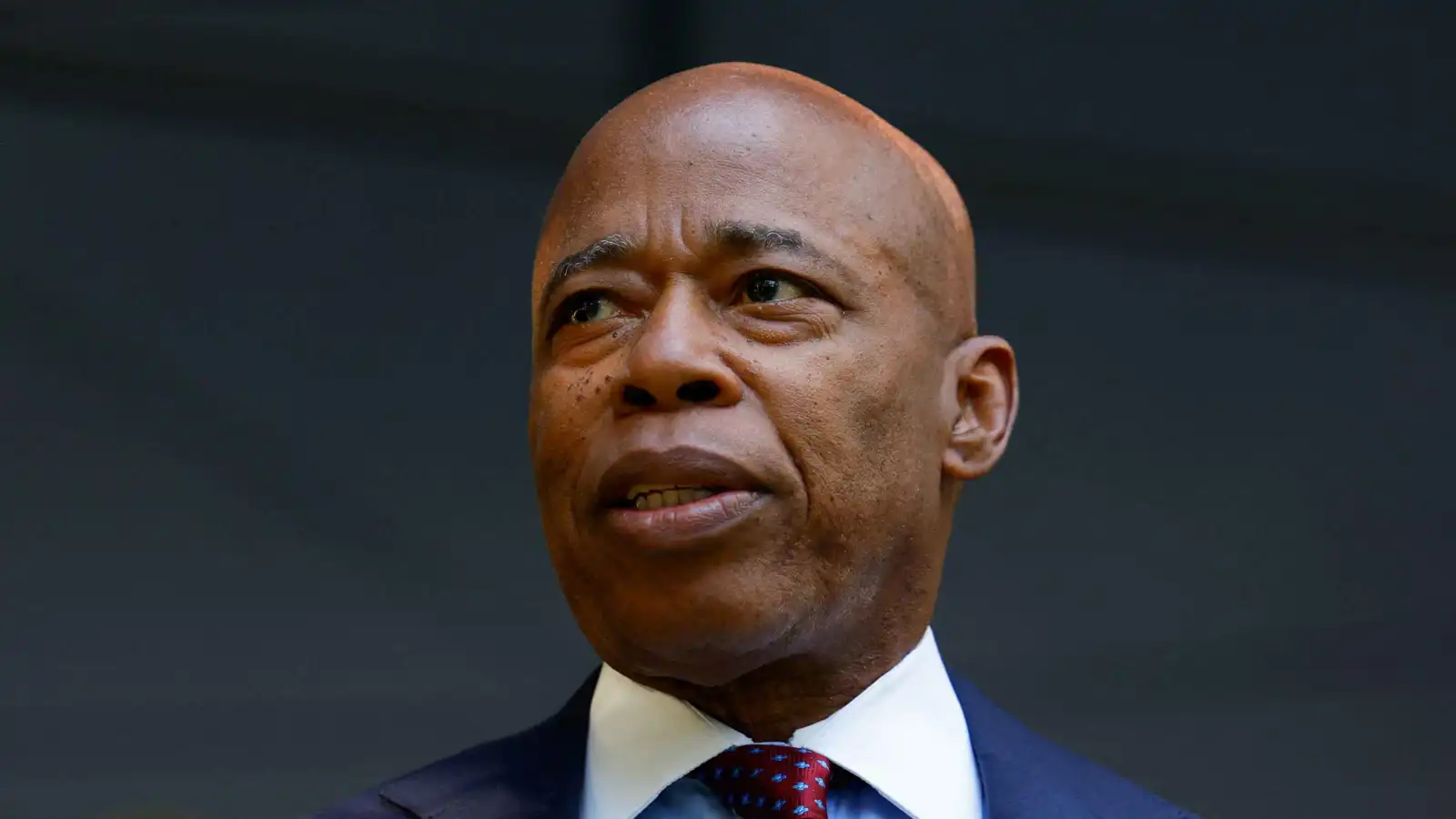 إريك آدامز يسحب ترشحه لولاية ثانية لرئاسة بلدية نيويورك