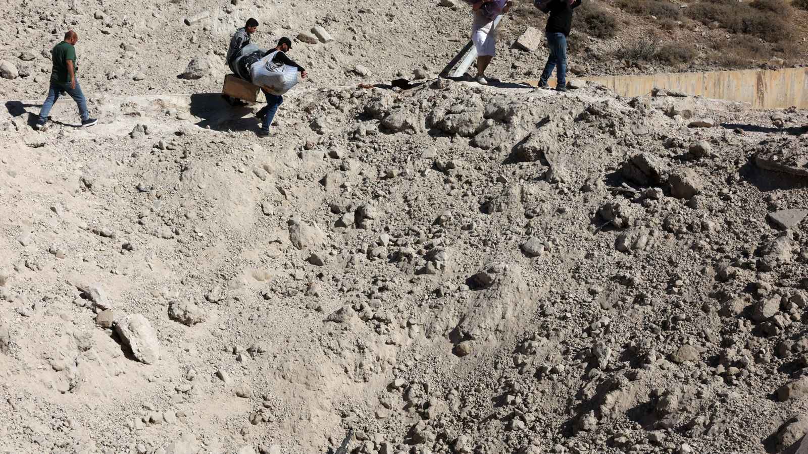 معبر "المصنع" بين لبنان وسوريا.. لماذا استهدفته إسرائيل؟