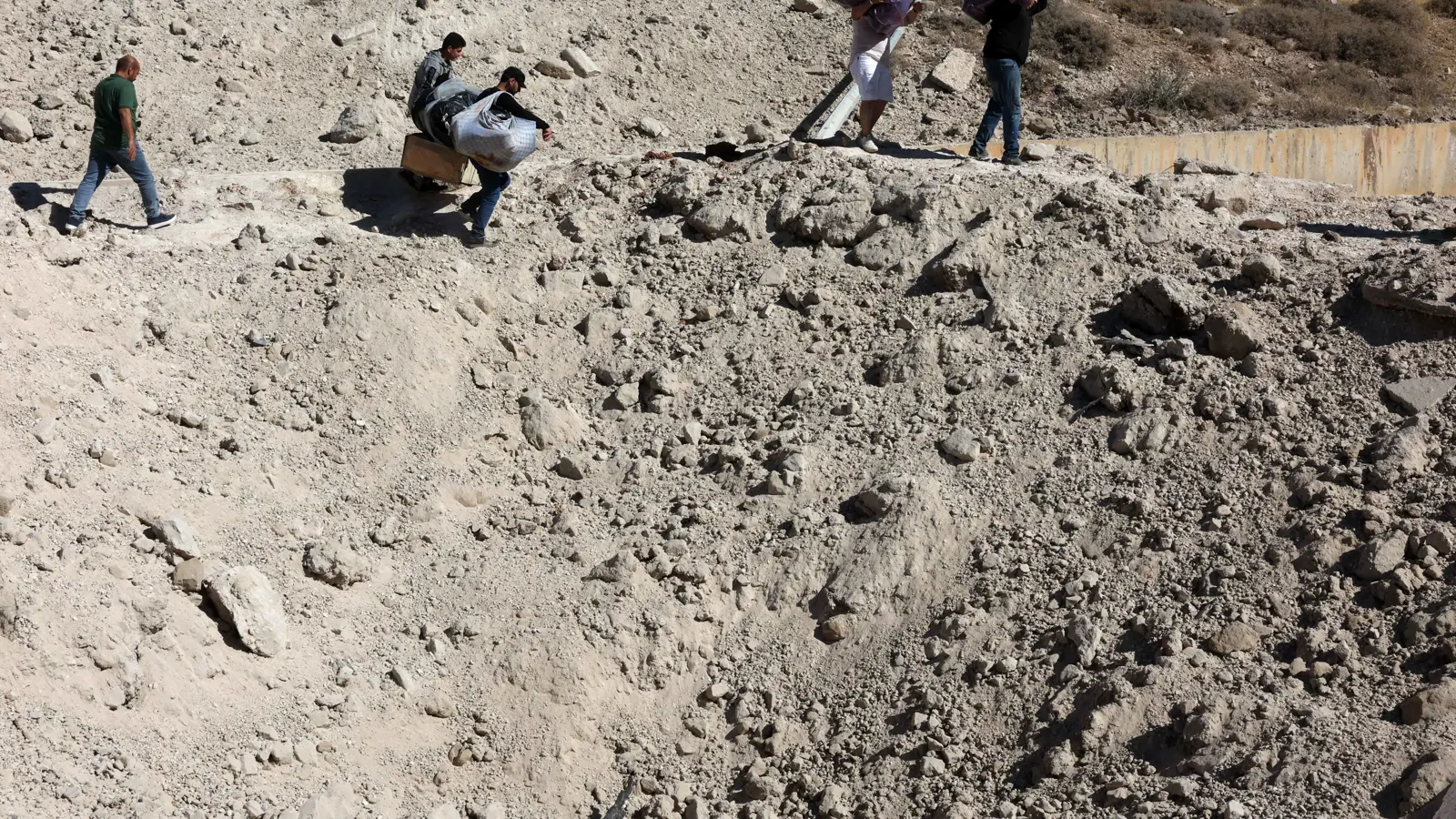 معبر "المصنع" بين لبنان وسوريا.. لماذا استهدفته إسرائيل؟