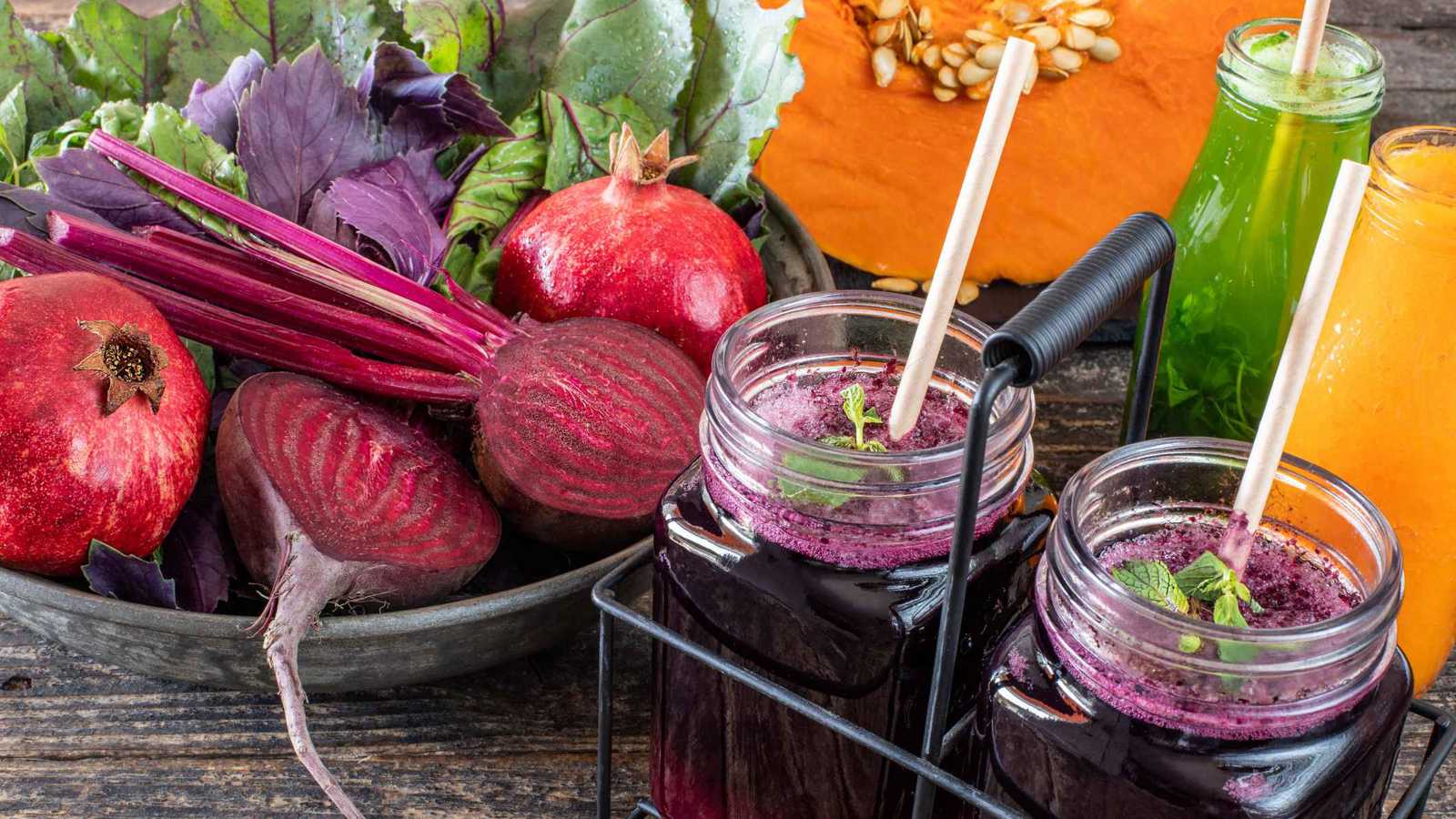 عصير الشمندر أم الرمان.. أيهما الأفضل لخفض ضغط الدم؟