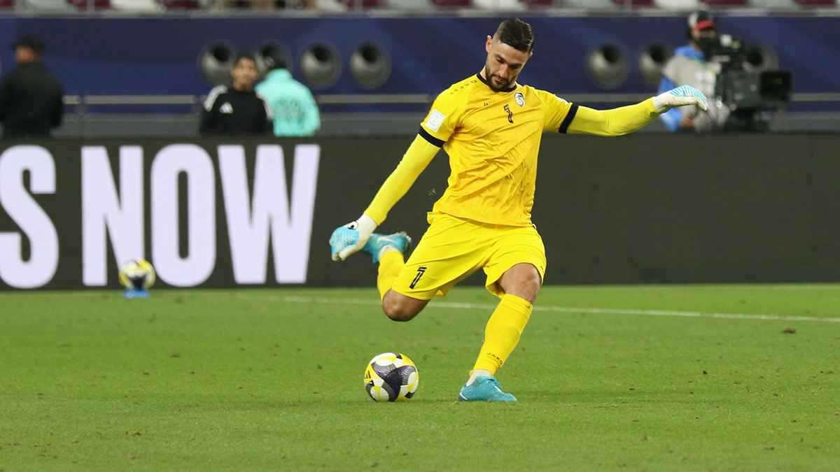 حارس المنتخب السوري يبكي على الهواء بعد الخروج من كأس العرب (فيديو)