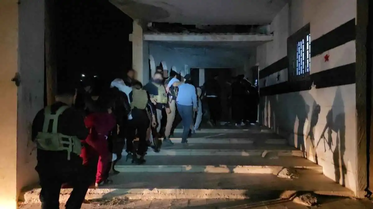 الأمن السوري يعلن تفكيك خلايا خطرة وضبط مستودعات سلاح لداعش (صور)