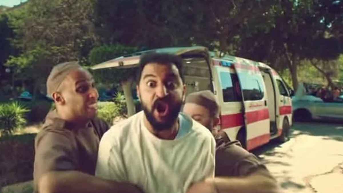 مشجع "أبيض" إلى مستشفى المجانين.. غضب عارم بسبب إعلان الأهلي المصري