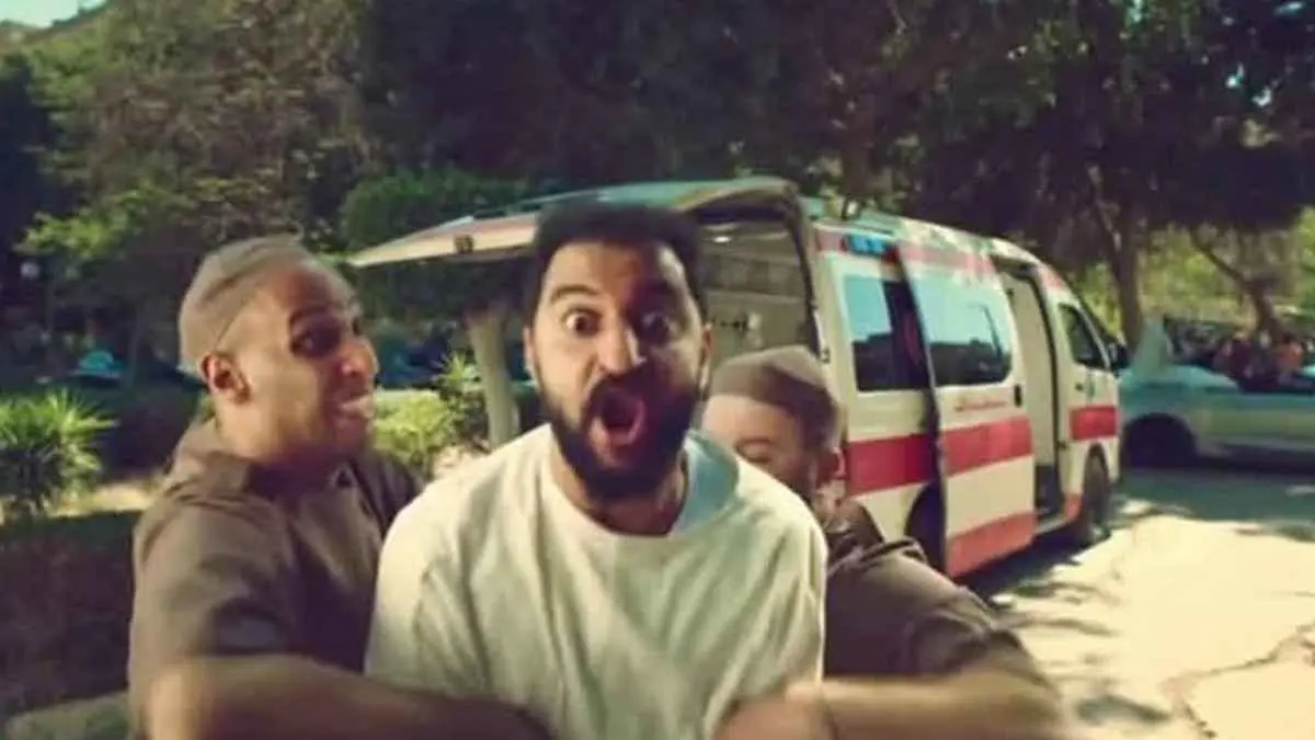 مشجع "أبيض" إلى مستشفى المجانين.. غضب عارم بسبب إعلان الأهلي المصري