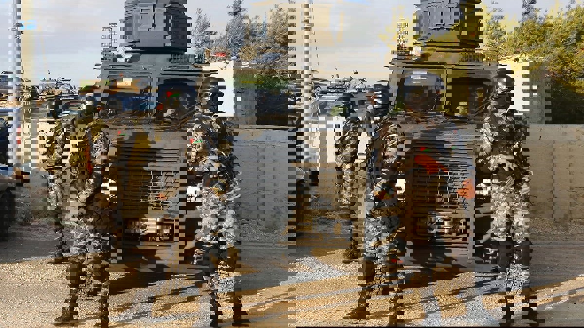 الأمن الأردني يعتقل أشخاصا اعتدوا بوحشية على وافد مصري (فيديو)