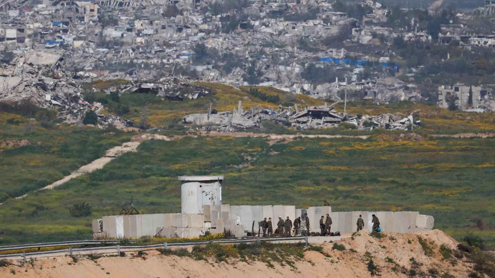 إسرائيل تتأهب لصواريخ من غزة واليمن