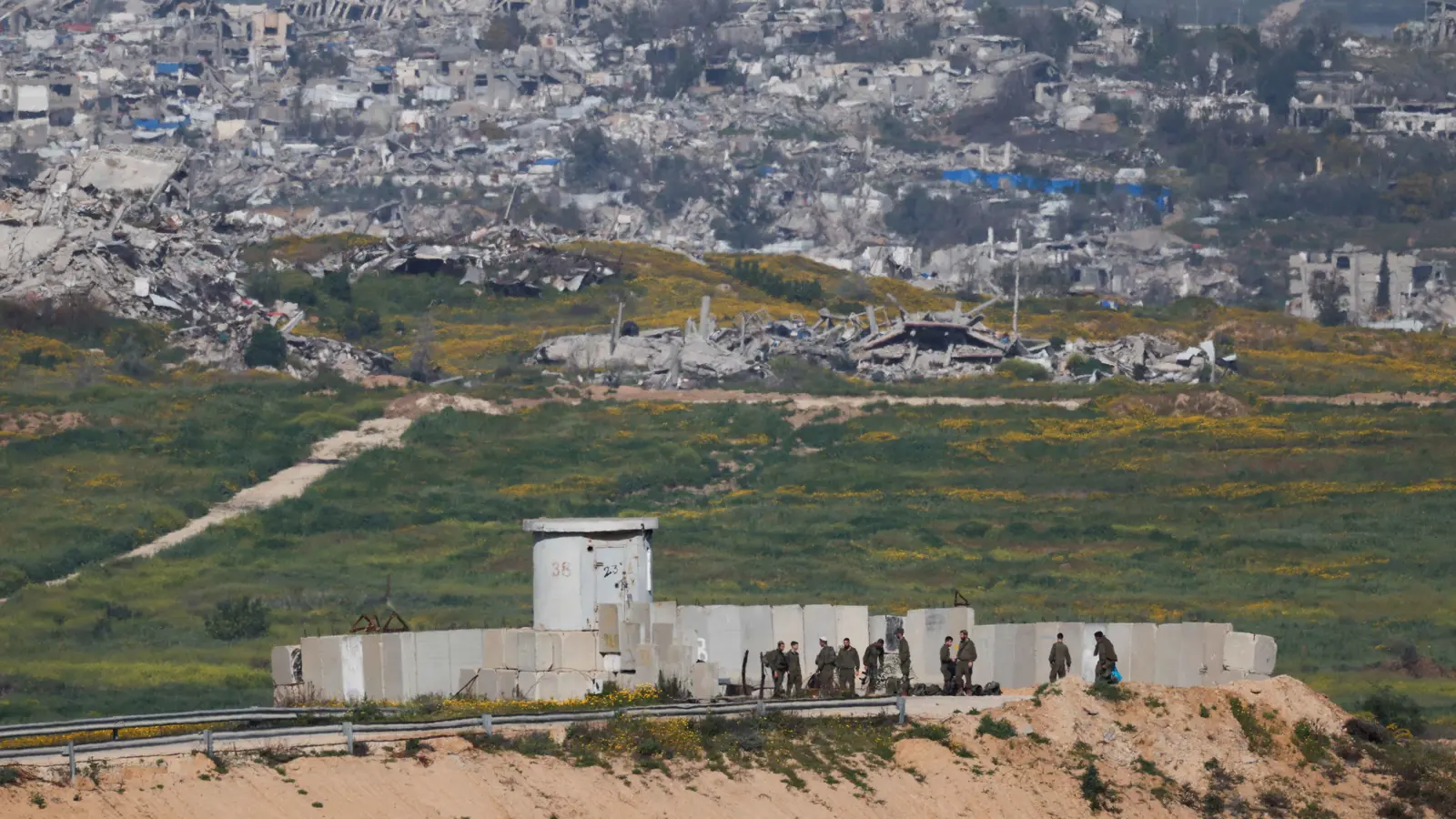 إسرائيل تتأهب لصواريخ من غزة واليمن