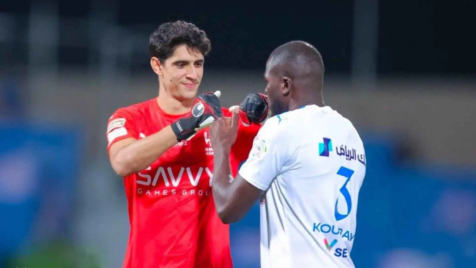 اللقطة التي خطفت القلوب.. بونو يحتضن خصمه بعد تتويجه (فيديو إرم)