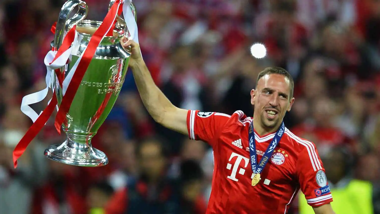 رفض الخضوع لجراحة تجميل ووضع بايرن على قمة أوروبا.. من هو الفرنسي فرانك ريبيري؟