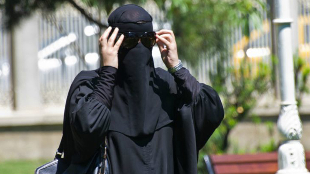 النيابة السعودية تحقق مع مغرد دعا النساء لحرق النقاب