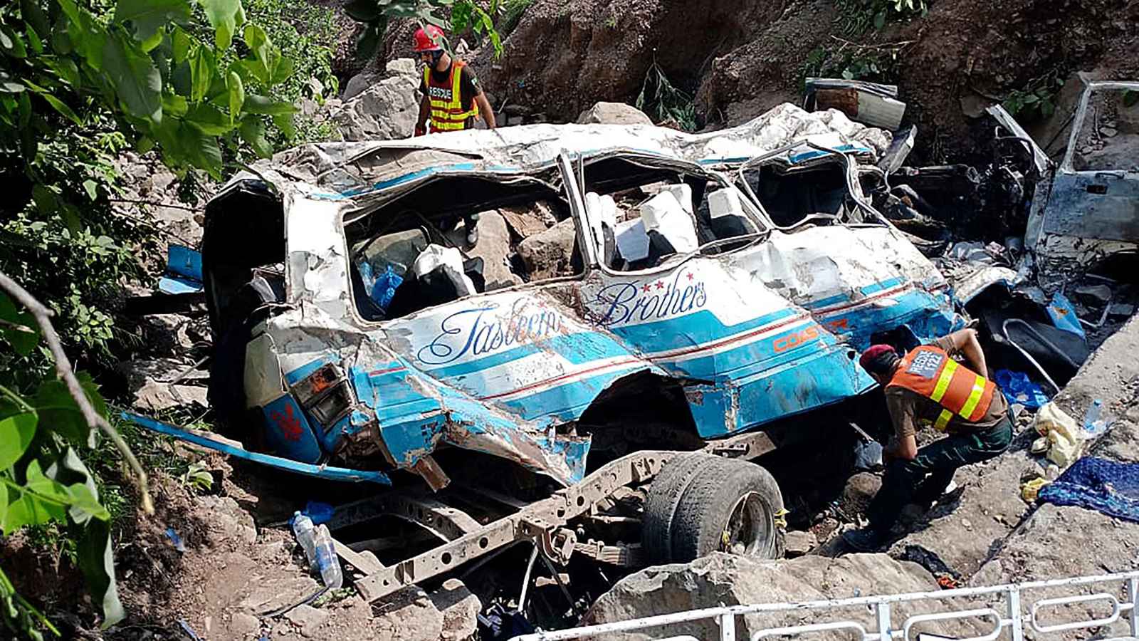 إيران.. 10 قتلى في حادث سقوط حافلة بواد (فيديو)