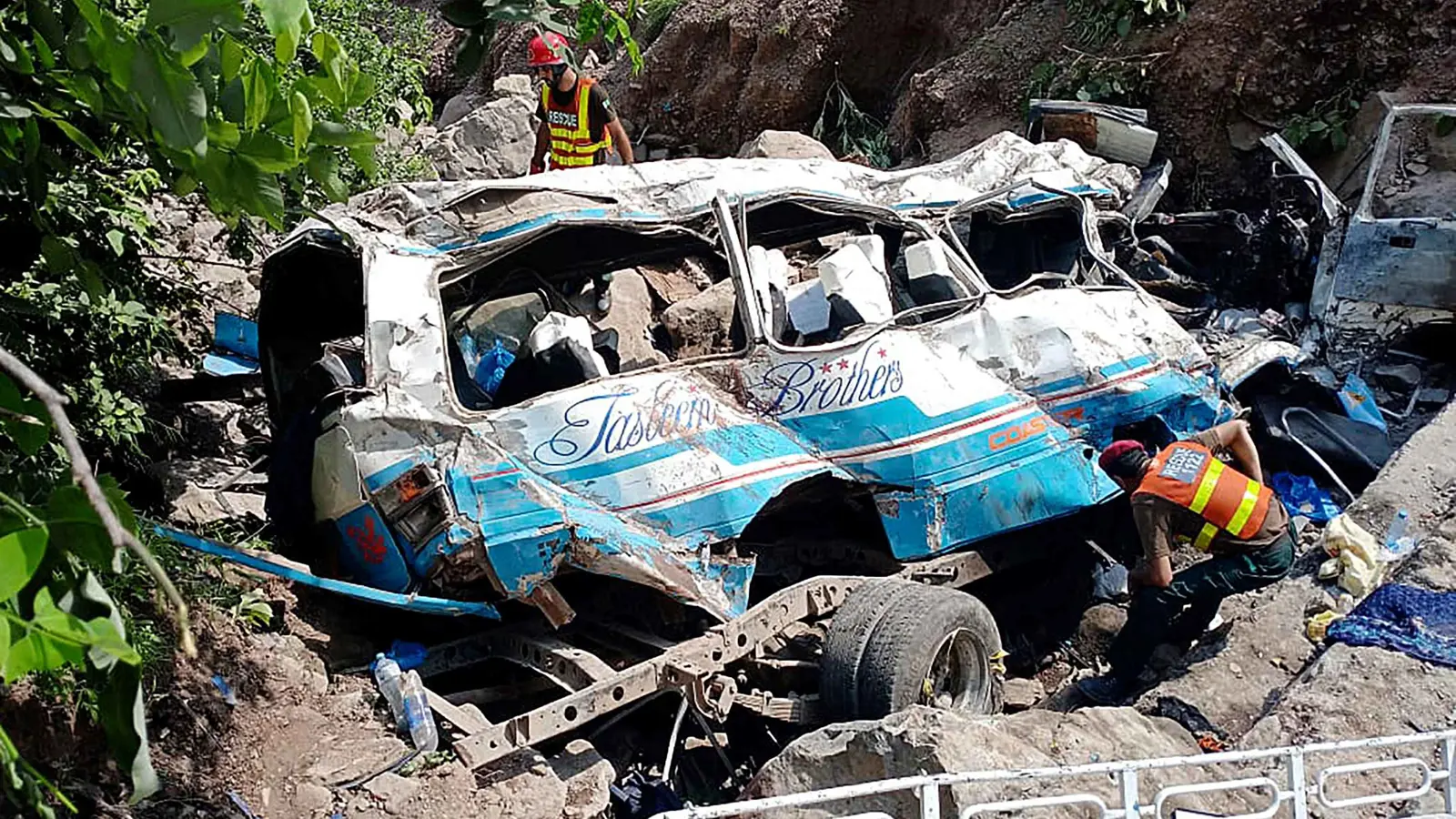 إيران.. 10 قتلى في حادث سقوط حافلة بواد (فيديو)