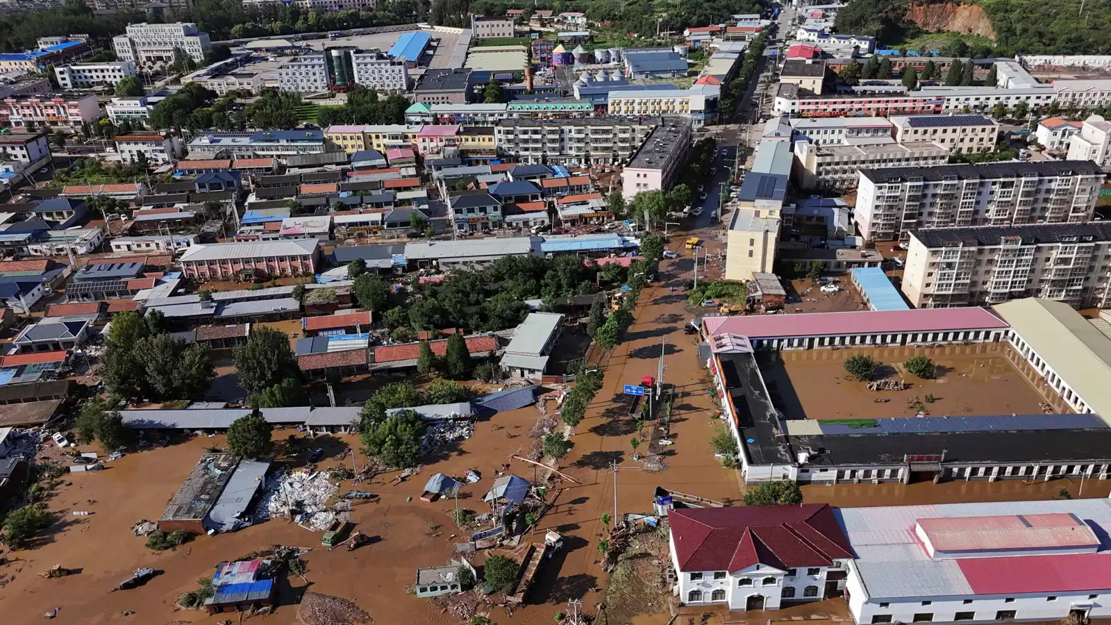 الأمطار الغزيرة تضع بكين في حالة تأهب قصوى (فيديو وصور)