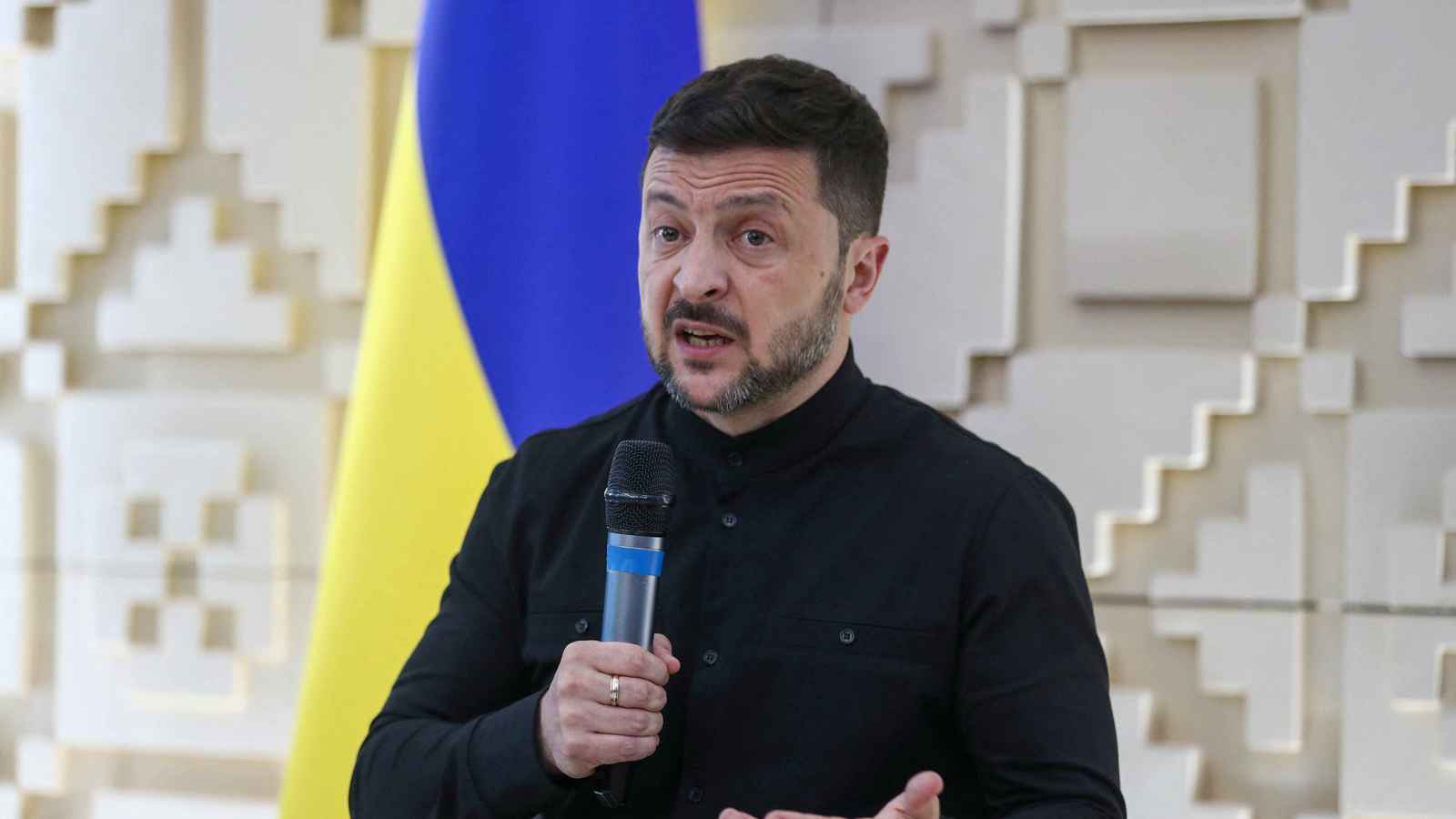 عقب اتصال مع ترامب.. زيلينسكي يطالب بعقوبات صارمة على روسيا