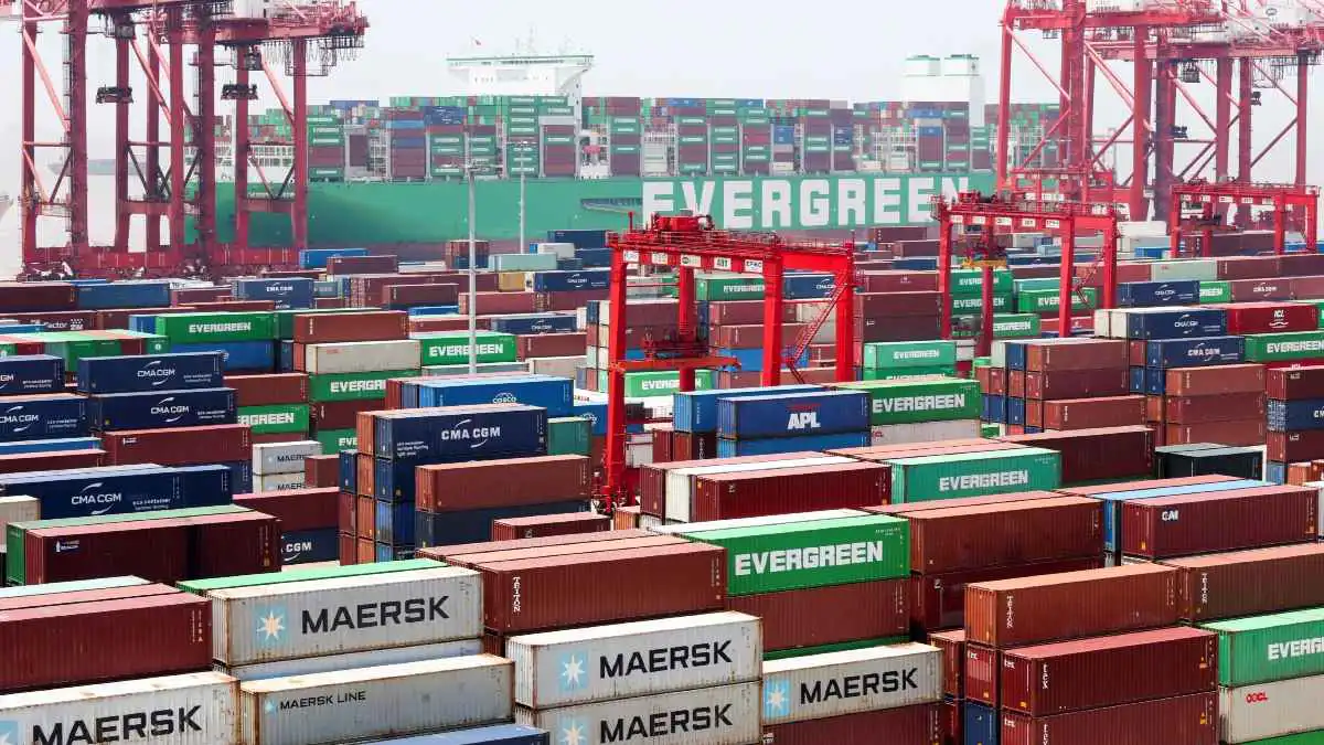 الصين تبدأ تعليق الرسوم المفروضة على السفن الأمريكية