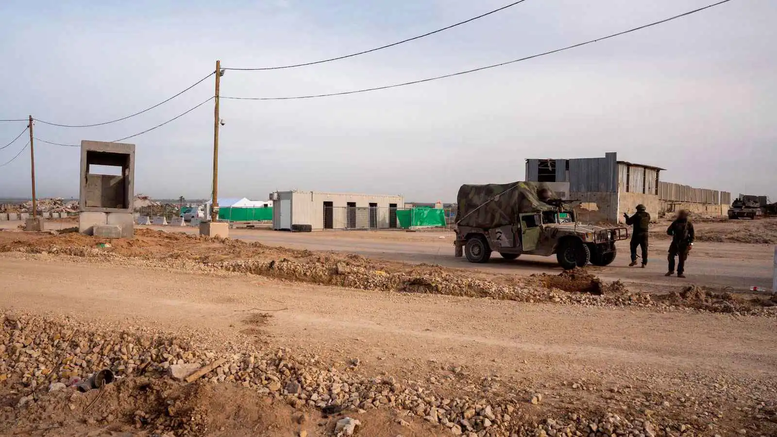 الجيش الإسرائيلي يقيم ممرًا لفحص القادمين عبر معبر رفح (صور وفيديو)