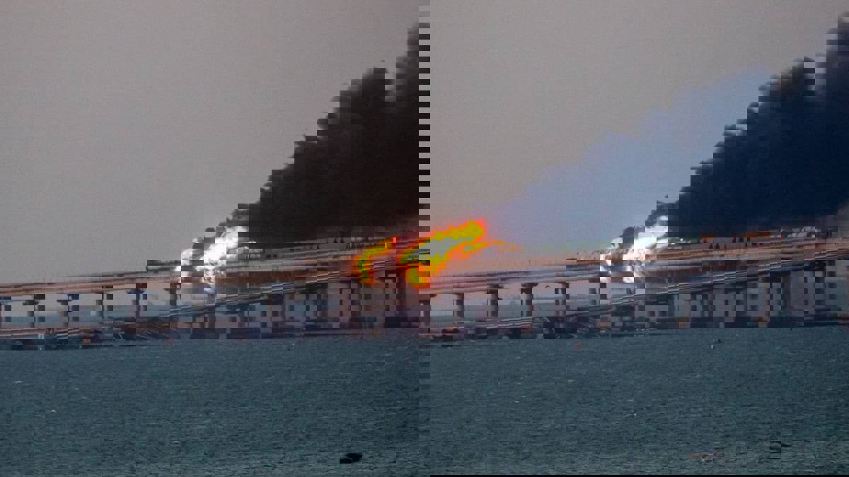 موسكو: انفجار شاحنة دمر جزءا من جسر بين روسيا والقرم