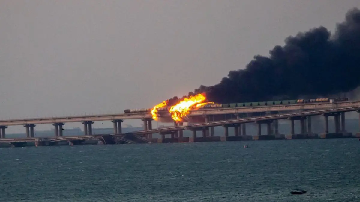 موسكو: انفجار شاحنة دمر جزءا من جسر بين روسيا والقرم