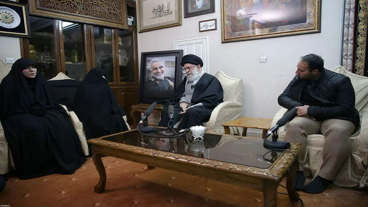 خامنئي يزور أسرة قاسم سليماني (صورة)‎‎