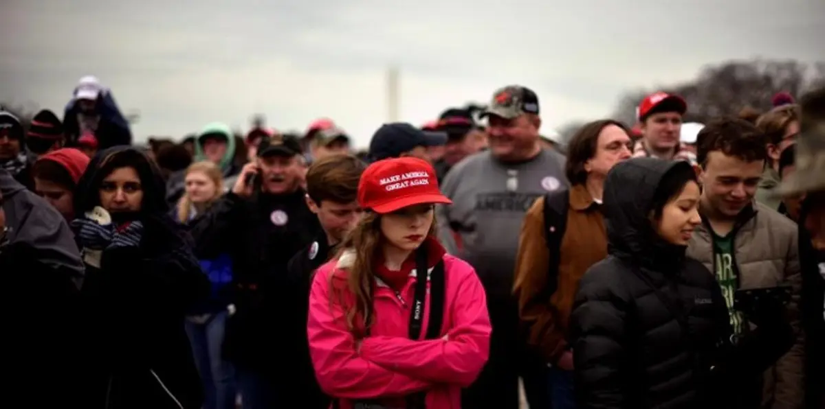 بالصور.. قبعات "لنجعل أمريكا عظيمة" المصنوعة في الصين تصدم أنصار ترامب