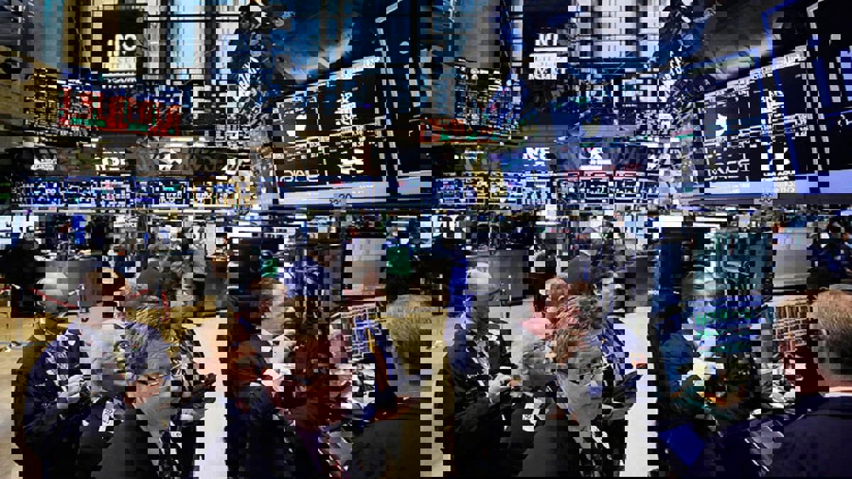 تداولات بحوالي تريليوني دولار في يوم واحد بدعم من أنباء لقاح كوفيد-19